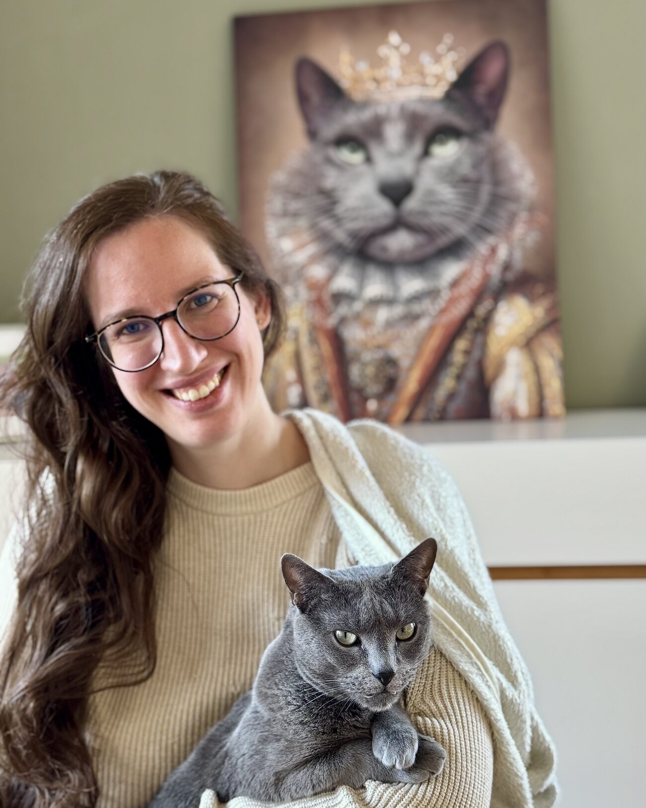 Deborah Schirrmann lächelt mit ihrer grauen Katze Nala auf dem Arm