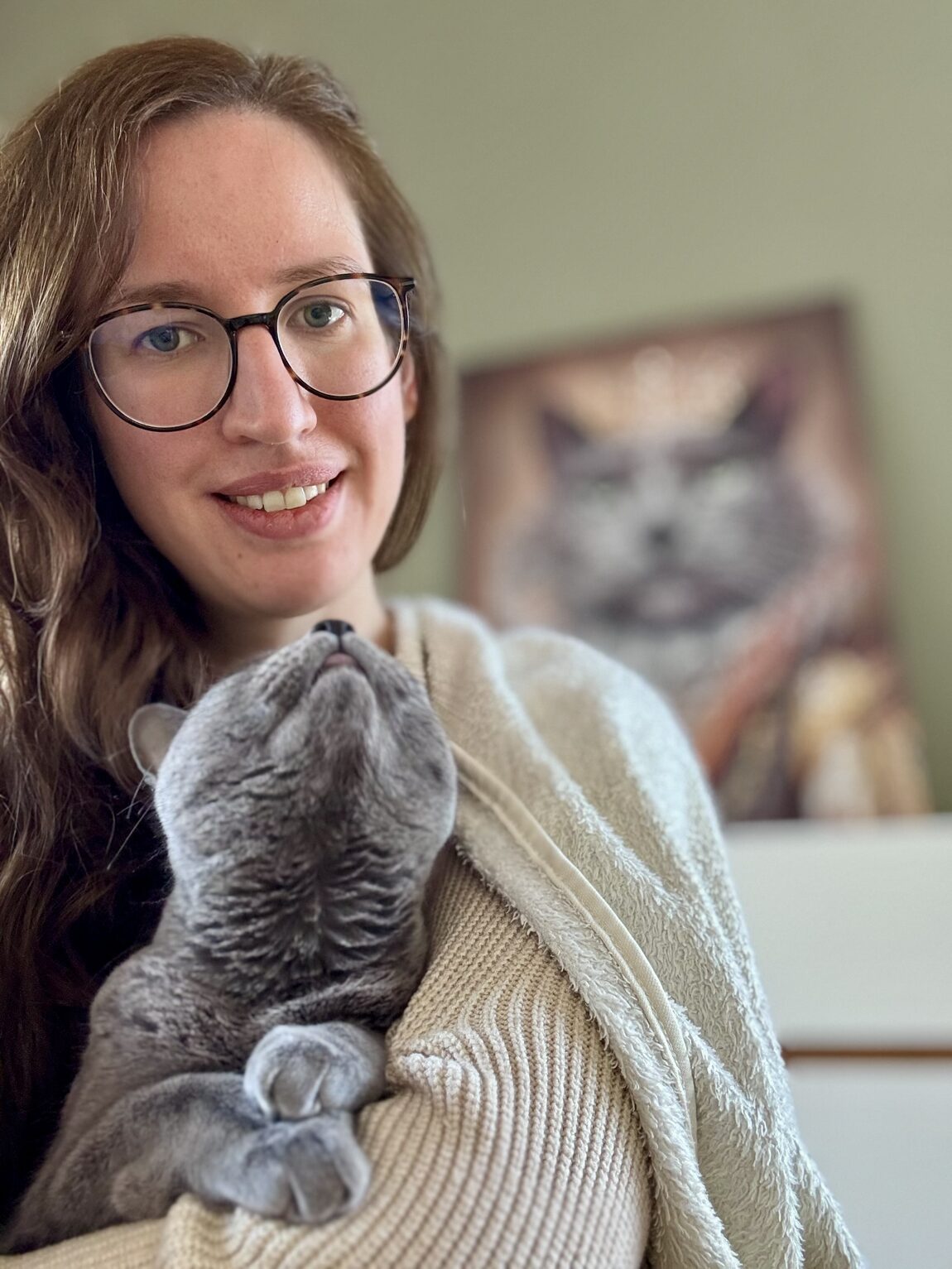 Deborah hält ihre Katze Nala im Arm, die ihr verträumt entgegenschaut